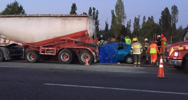 Tragedia en Ruta 5 Sur: cuatro personas mueren tras impacto de auto con camión estacionado en berma
